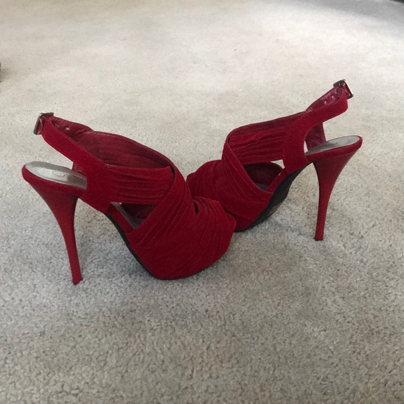 Red Deb Heel! Size 8! - Picture 3 of 6